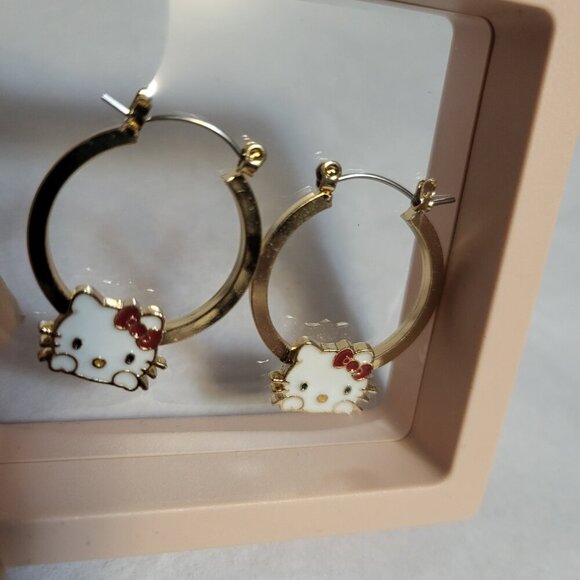 NWT HELLO KITTY FASHION GOLD TONE EARRINGS - Picture 3 of 5